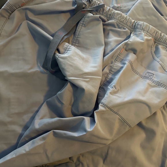 4 piece scrub set EUC 3 bottoms and a scrub jacket. - Picture 10 of 10